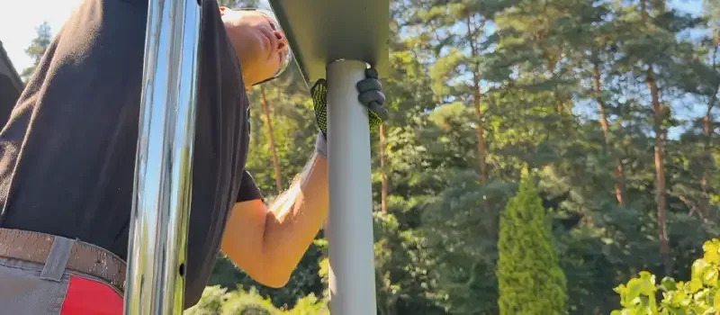 Žlab pergoly skrytý v nosném nosníku.