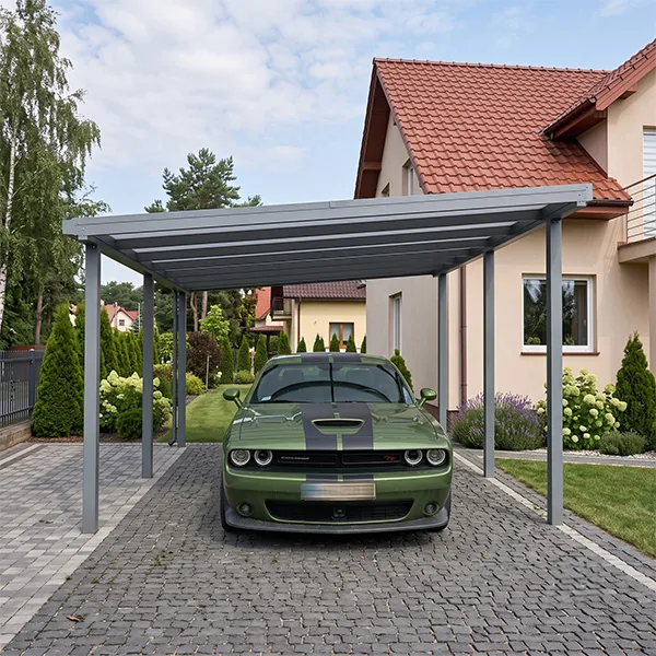 Hliníkový carport pro jedno stání ve stříbrné barvě se střechou z polykarbonátu, pod ním zelené sportovní auto zaparkované na zámkové dlažbě