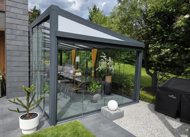 Hliníková pergola se skleněným opláštěním - pergoly a zastřešení teras