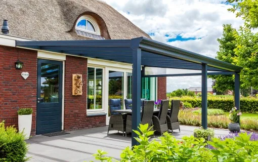 Terasová pergola Pigato se skleněnou střechou