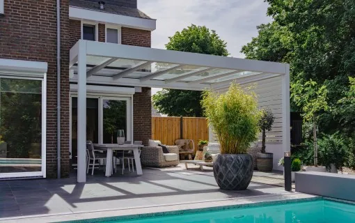 Luxusní hliníková pergola Pinela Glass s kaleným sklem