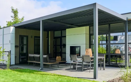 Terasová pergola Pinela s otočnými střešními lamelami
