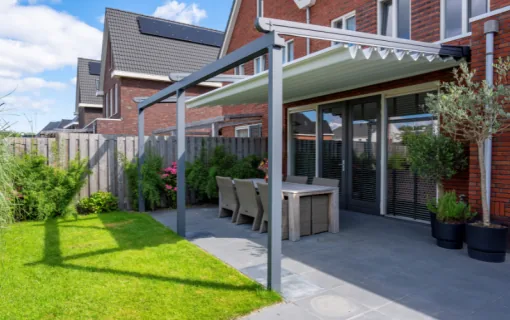 Hliníková pergola Verdeca se skládanou střechou z tkaniny
