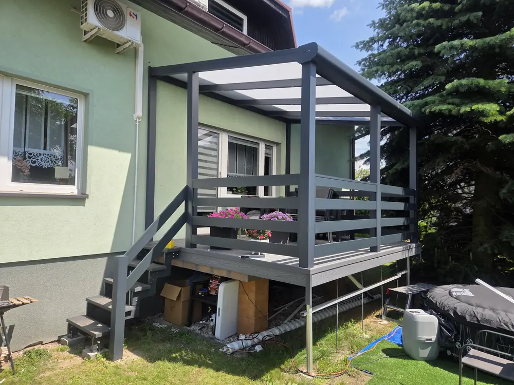 Malá terasová pergola s hliníkovým zábradlím nad vyvýšenou terasou