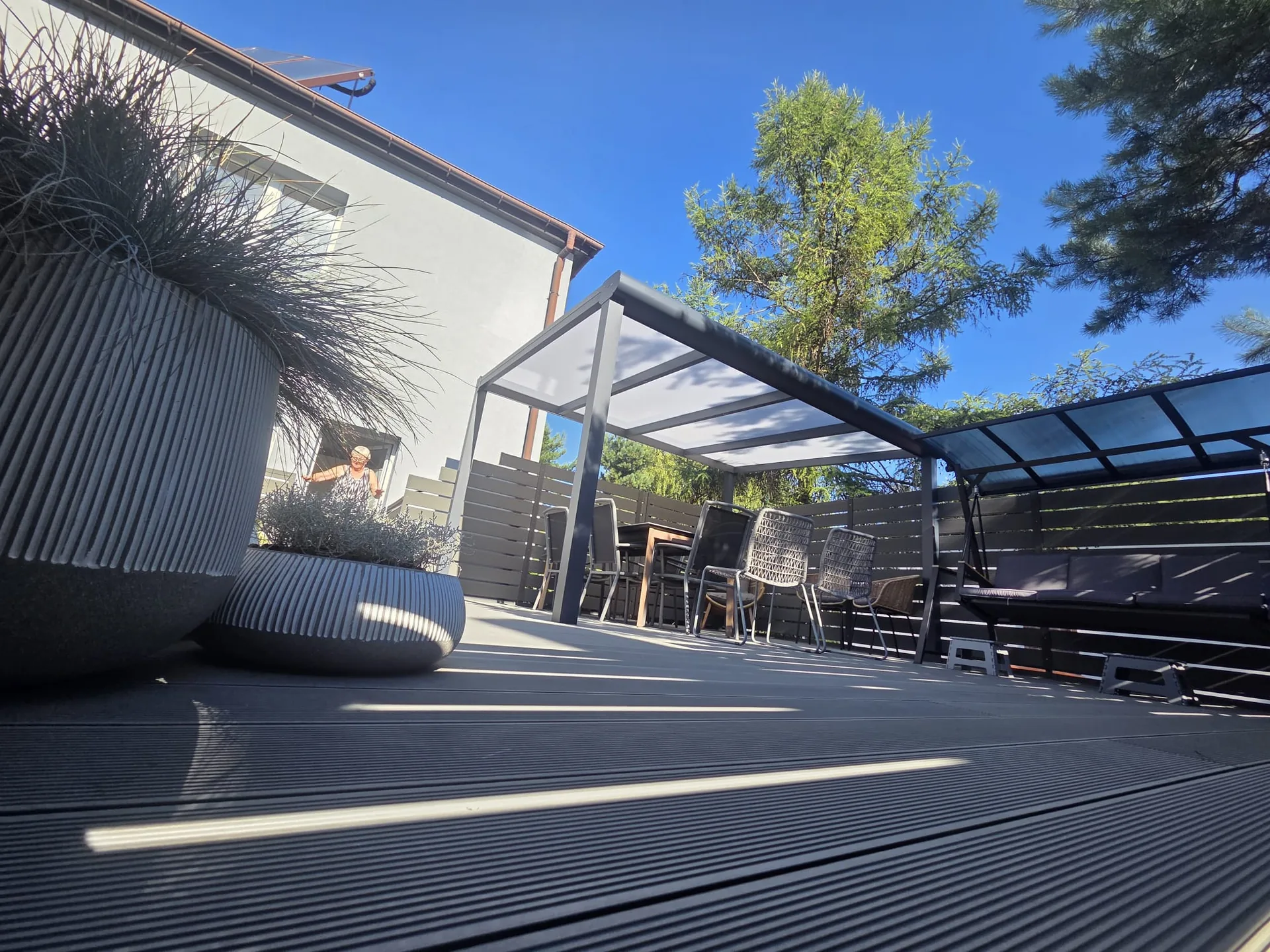 Terasová pergola sladěná barvou s fasádou