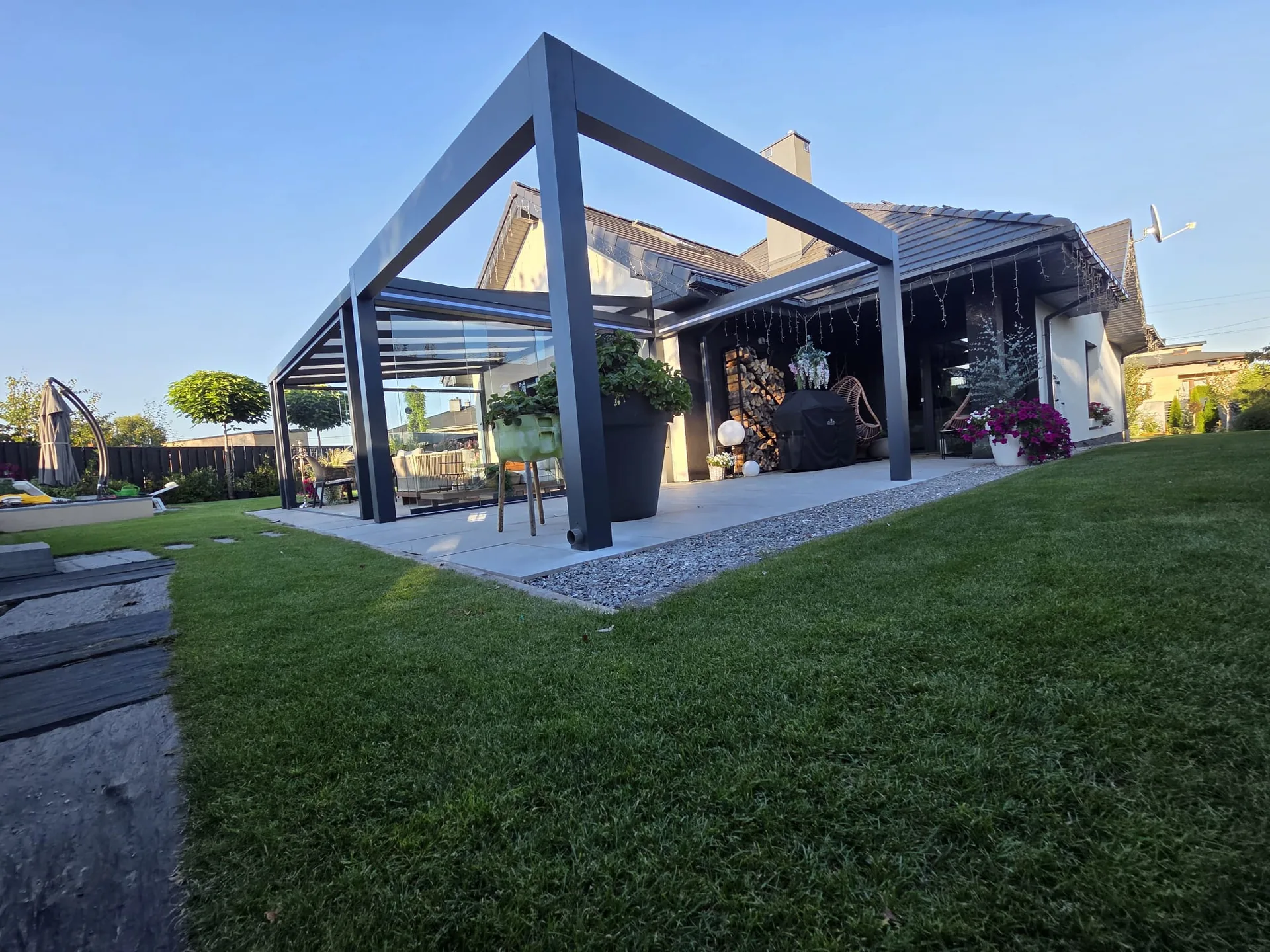 Hliníková konstrukce nad zahradní terasou