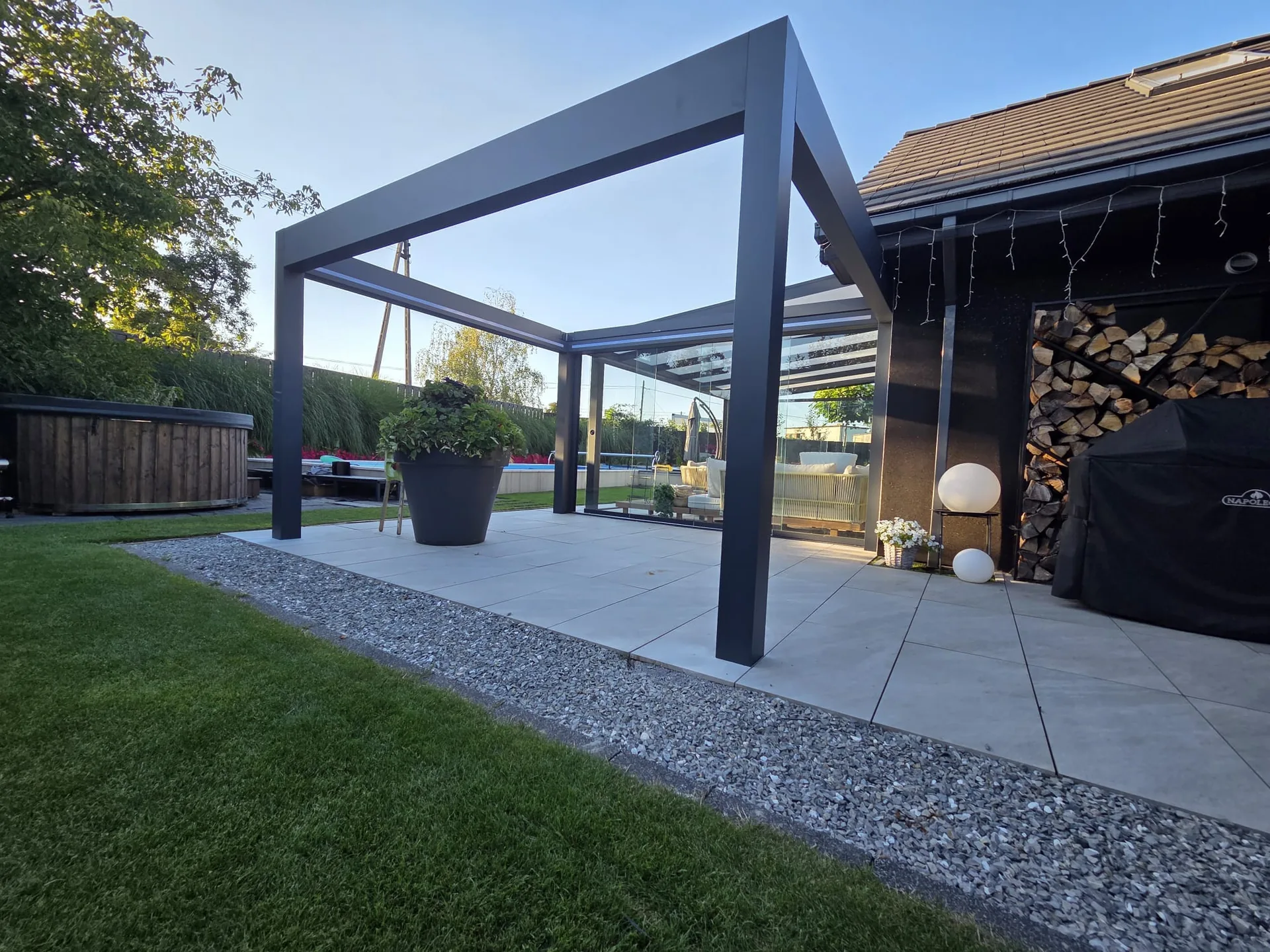 Zahradní pergola, pohled ze strany zahrady