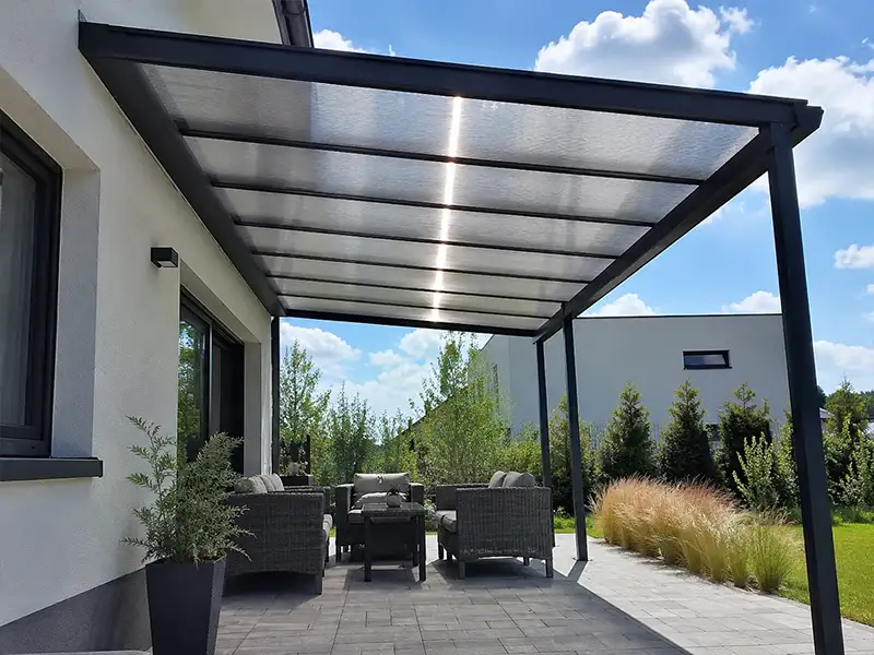 Terasová pergola s pevnou střechou z polykarbonátu