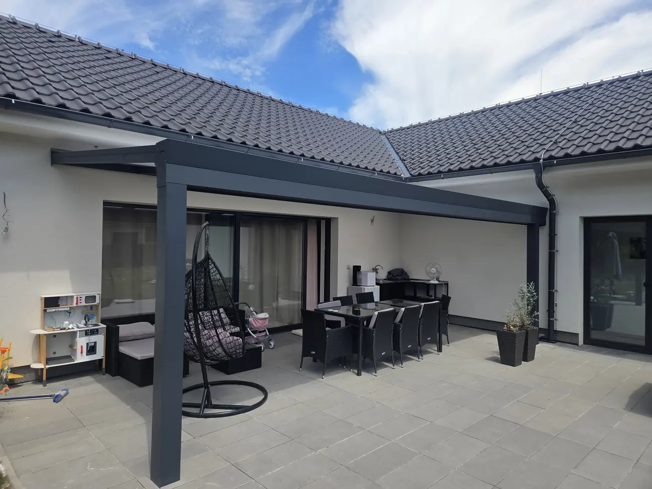 Hliníková terasová pergola 7 metrů opřená o dva sloupy, bez mezilehlých podpor