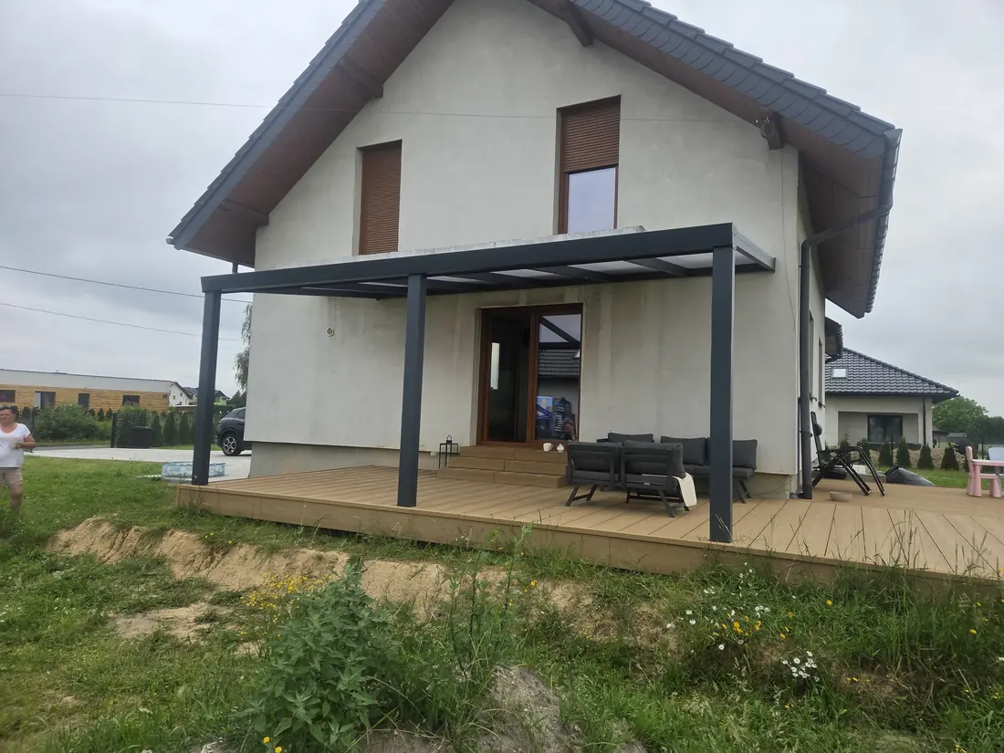 Terasová pergola nad kompozitní terasou u rodinného domu