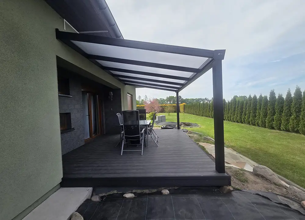 Hliníková pergola namontovaná u domu