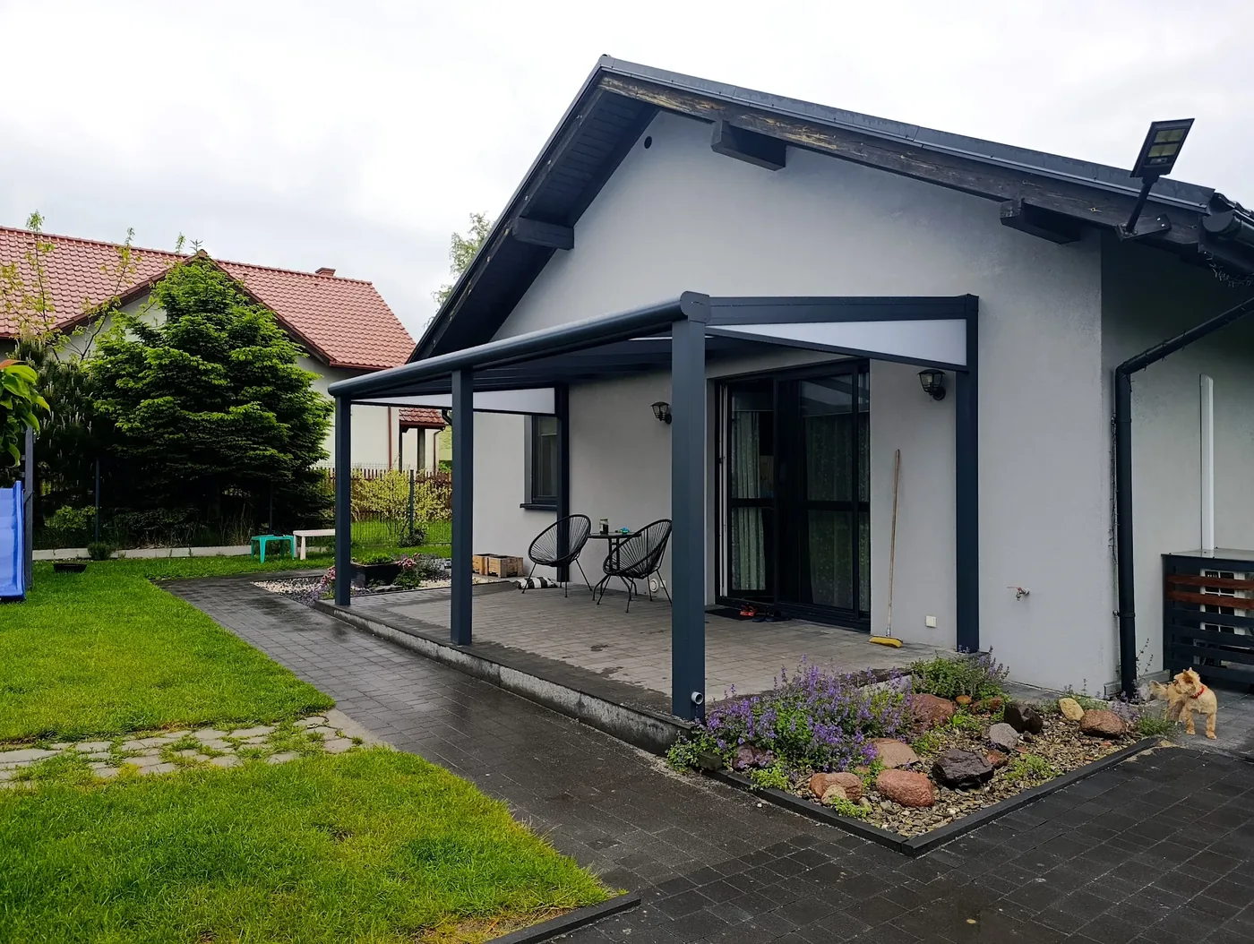 Hliníková terasová pergola u přízemního domu - realizace Firmy Wodecki