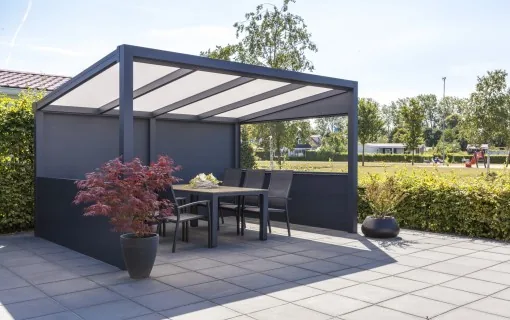 Wolnostojąca pergola aluminiowa Ribolla w ogrodzie