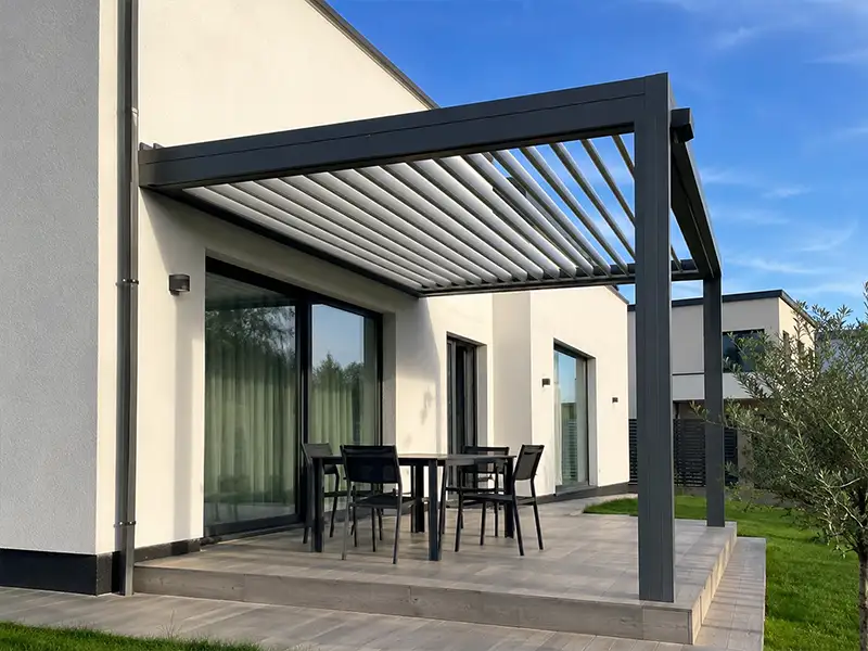 Pergola aluminiowa z obrotowymi lamelami dachowymi