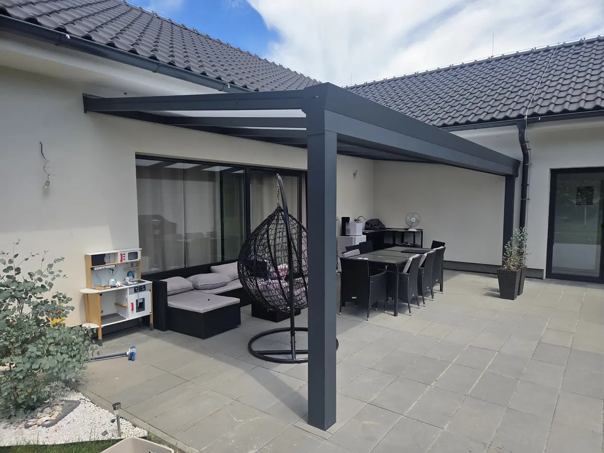 Pergola tarasowa o rozpiętości 7 metrów nad tarasem z jadalnią i strefą wypoczynku