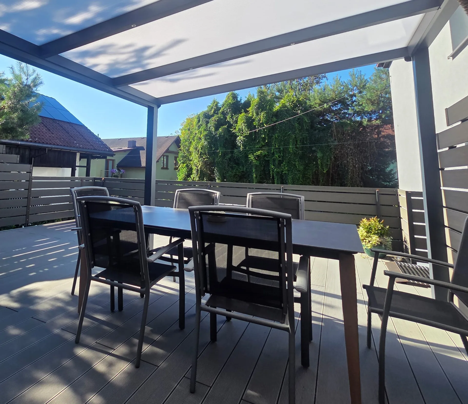 Pergola tarasowa - widok z ogrodu - realizacja Firma Wodecki