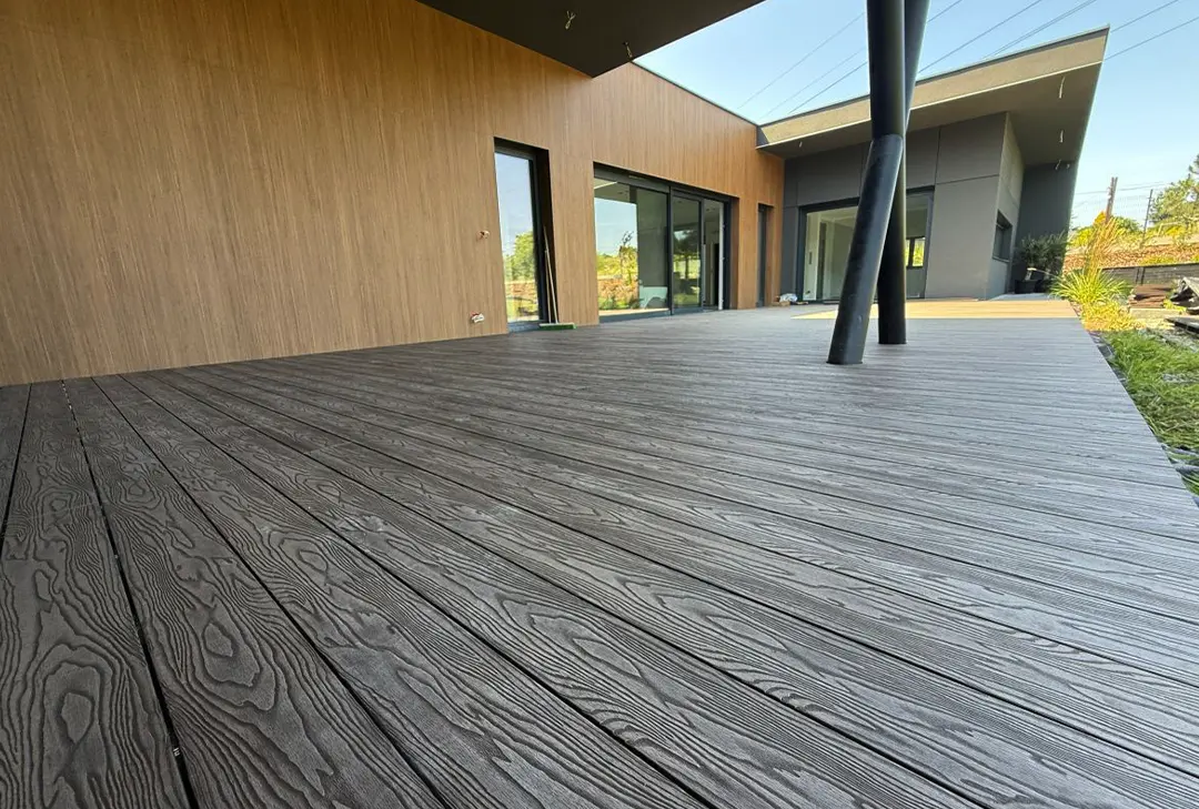 Taras kompozytowy przy domu.