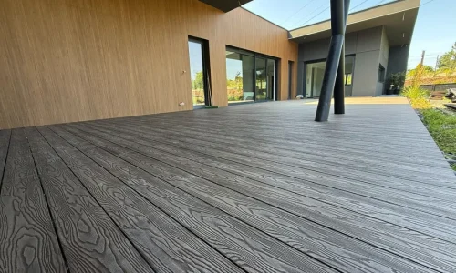 Taras kompozytowy przy domu.